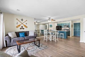 Sunset View at Anchor's Point - Lakefront Stay for 8 with Private Balcony