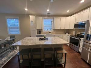 Mins to Downtown & Raceway Rookwood Retreat 2