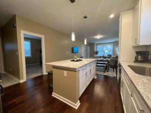 Mins to Downtown & Raceway Rookwood Retreat 2