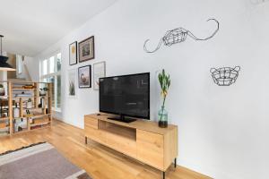 Modern Amenities Downtown - Raleigh Craftsman