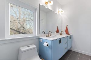 Modern Amenities Downtown - Raleigh Craftsman