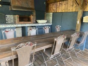 Maisons de vacances Maison annees 30 avec jardin, piscine, proximite Loire, 4 chambres, velos, ideale familles/amis - FR-1-590-261 : photos des chambres