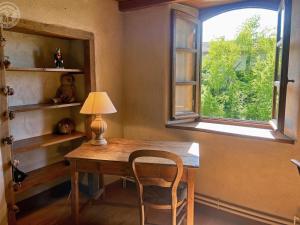 Maisons de vacances Decouvrez ce gite champetre avec spa, sauna, piscine et jardin privatif a Essertines-en-Donzy - FR-1-496-200 : photos des chambres