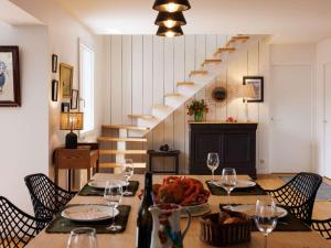 Maisons de vacances Maison 4 etoiles a Tregastel, proche plage pour 8 pers. avec parking - FR-1-542-74 : photos des chambres