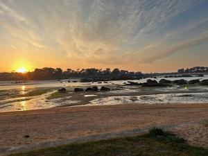 Maisons de vacances Maison 4 etoiles a Tregastel, proche plage pour 8 pers. avec parking - FR-1-542-74 : photos des chambres