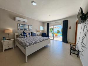 Luxury Oceanfront Villa with Heated Pool, Jacuzzi, AC, BBQ, Starlink Wi-Fi, Chefs Kitchen, Staff Included, Mountain Views, Near El Quemaito, San Rafael, and Los Patos Beach