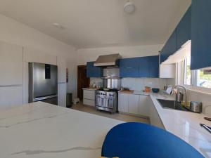 Luxury Oceanfront Villa with Heated Pool, Jacuzzi, AC, BBQ, Starlink Wi-Fi, Chefs Kitchen, Staff Included, Mountain Views, Near El Quemaito, San Rafael, and Los Patos Beach