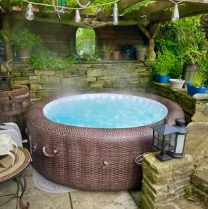 The Nook - Cosy Cottage, Hot Tub, Log Burner, Garden