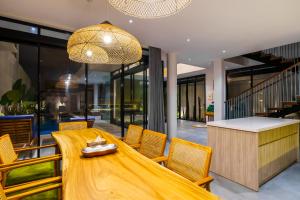 New 3 Bedroom Villa With Rooftop Central Seminyak