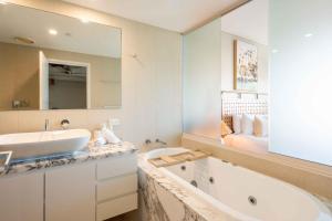 Coastal Penthouse 3BR Luxe Living Over Kirra Beach