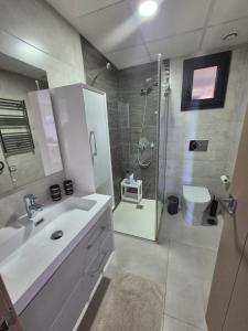 Luxurious apartment next to the sea