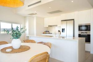 Coastal Penthouse 3BR Luxe Living Over Kirra Beach
