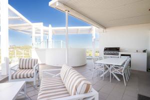 Coastal Penthouse 3BR Luxe Living Over Kirra Beach