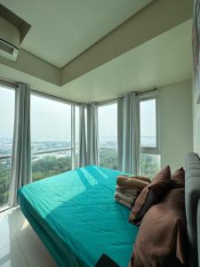 Breeze Deluxe Unit Roxas blvd