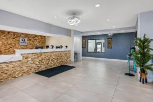 Quality Inn & Suites Manhattan