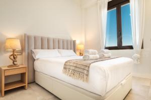 Central gem with stunning port & sea views by REMS