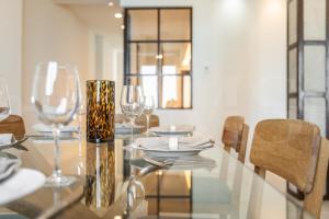 Central gem with stunning port & sea views by REMS