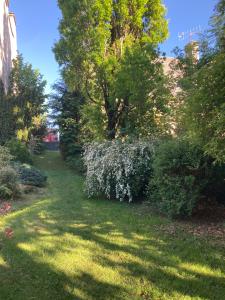 Hotels Logis Hotel Restaurant Gilles Moreau Laguiole : Chambre Lits Jumeaux - Vue sur Jardin