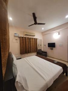 Five stones By Earth Hotel Vadapalani