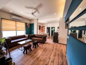 Stylish 2BR Apt Near Hawa Mahal & Airport