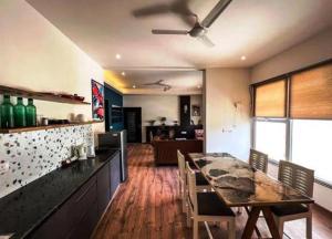 Stylish 2BR Apt Near Hawa Mahal & Airport