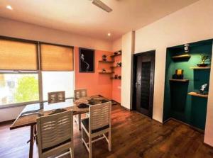 Stylish 2BR Apt Near Hawa Mahal & Airport