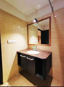 Stylish 2BR Apt Near Hawa Mahal & Airport