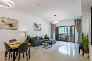 Palm Escape 1BR Steps to Beach & Nakheel Mall