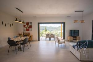 Villas Superb neo-Provencal villa with swimming pool air conditioning and view : photos des chambres