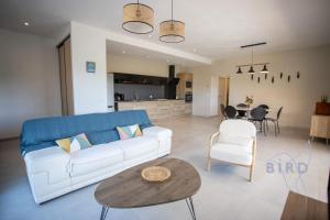 Villas Superb neo-Provencal villa with swimming pool air conditioning and view : photos des chambres