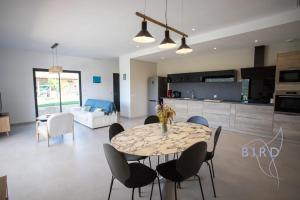 Villas Superb neo-Provencal villa with swimming pool air conditioning and view : photos des chambres