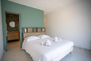 Villas Superb neo-Provencal villa with swimming pool air conditioning and view : photos des chambres