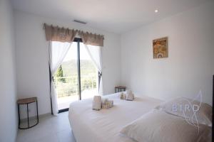 Villas Superb neo-Provencal villa with swimming pool air conditioning and view : photos des chambres