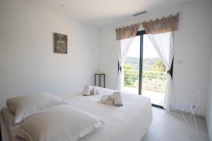 Villas Superb neo-Provencal villa with swimming pool air conditioning and view : photos des chambres
