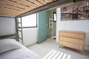 Villas Superb neo-Provencal villa with swimming pool air conditioning and view : photos des chambres