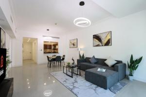 Palm Escape 1BR Steps to Beach & Nakheel Mall