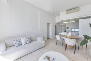 Signature Home at Waterfront Canals