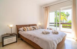 Cozy Apartment In Estepona With Wifi