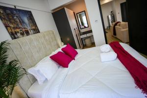 Rooftop pool, gym and stunning city views