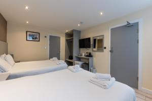 Luxury Quadruple Room room in Belmont Hotel