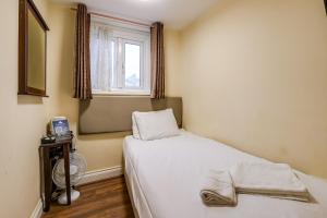 Basic Single Room with Shared Bathroom room in Belmont Hotel