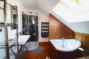 Chalets Ski-in/Ski-out Chalet, Quiet Location, and Jacuzzi : photos des chambres