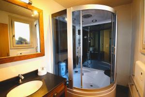 Chalets Ski-in/Ski-out Chalet, Quiet Location, and Jacuzzi : photos des chambres