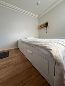 Cozy Basement Apartment in Leknes Shared & Affordable