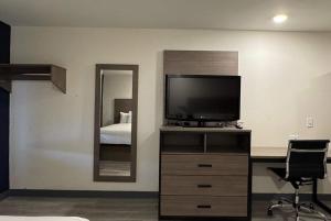 1 Queen Bed, Efficiency Suite, Non-Smoking room in WoodSpring Suites Dickinson