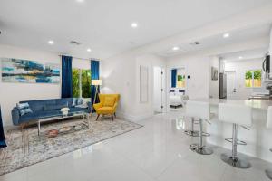 Uhost AI - Stylish Apartment Steps from Beach