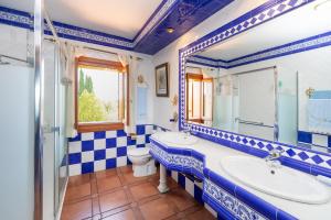 Maravilloso chalet con piscina en Baza