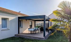 Maisons de vacances Les Merisiers - Maison moderne avec jardin : Maison 3 Chambres