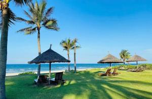 Deluxe Beach Villas by Danatrip
