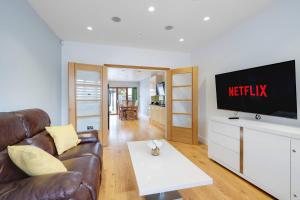 Spacious 3 bedroom, 3 bathroom house